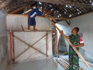 Serda Relli Dampingi Pemasangan Plafon Rutilahu, Impian Sabrang Dapat Rumah Baru Kian Nyata