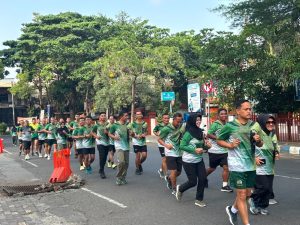 Jaga Kebugaran dan Cegah Cedera, Anggota Makodim Tulungagung Gelar Aerobik Lari Santai di Alun-alun